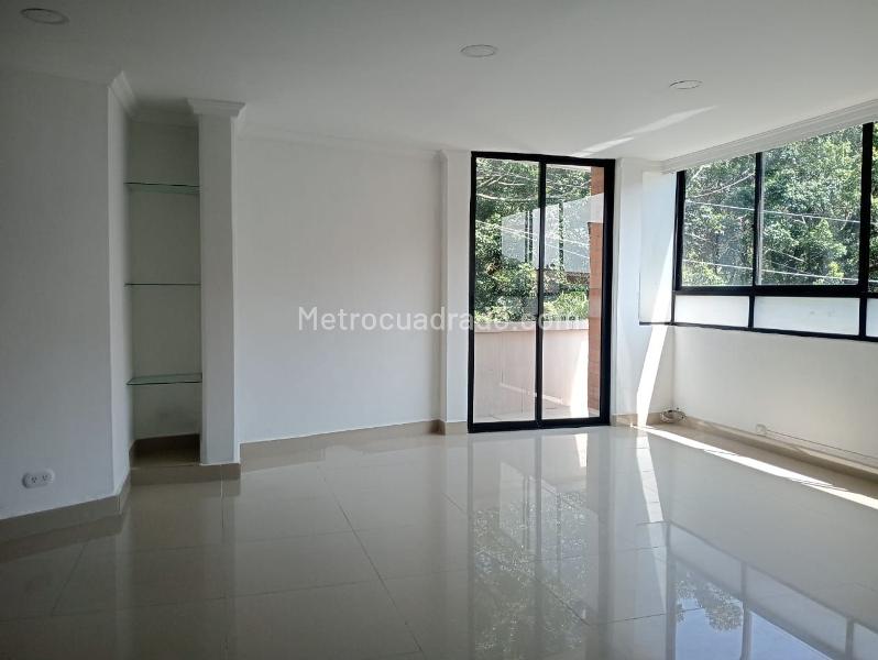 3BR Exterior Apartment Near Churches and Shops in La Amúrica - 3
