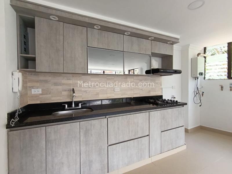 3BR Exterior Apartment Near Churches and Shops in La Amúrica - 6