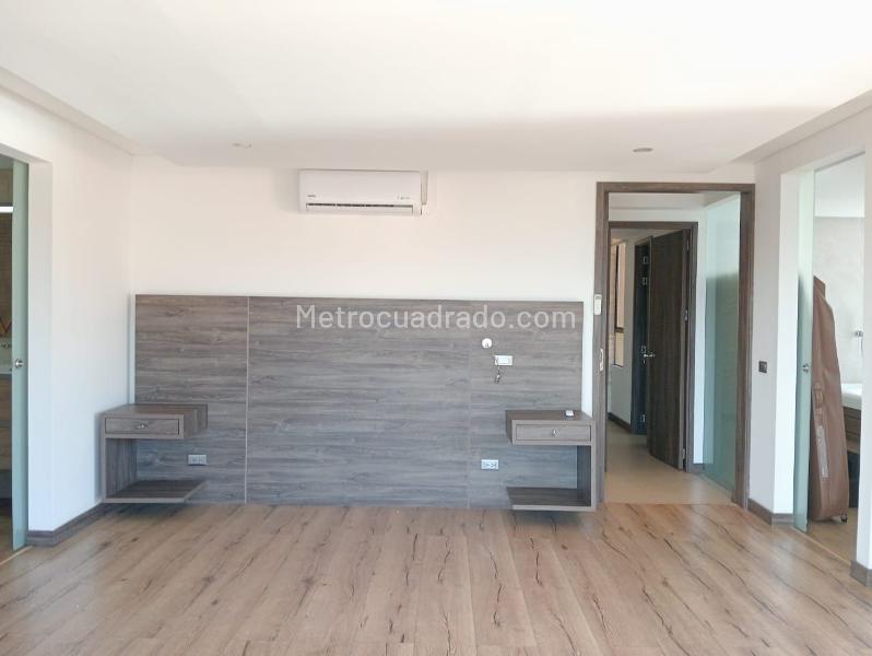 Spacious 2BR Apartment with Jacuzzi in Laureles - 9
