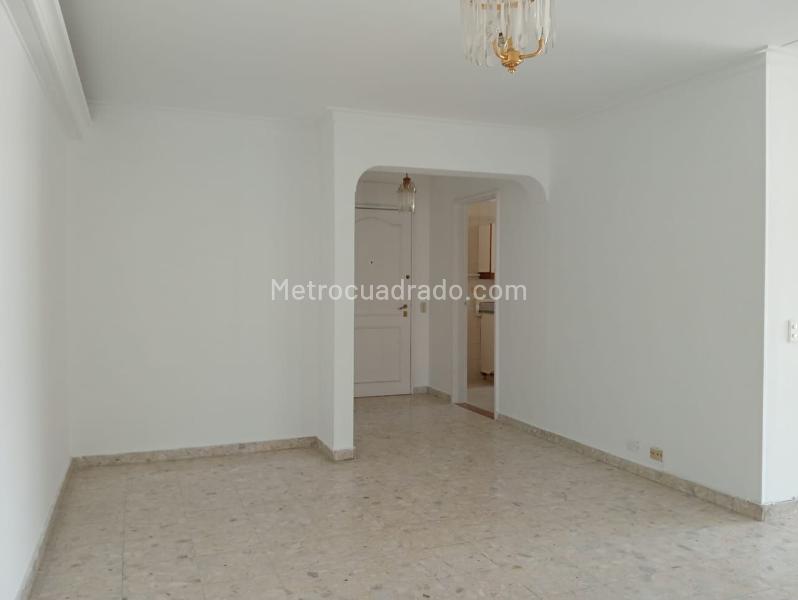 Apartamento Amplio de 3 Alcobas con Terraza en Laureles - 2