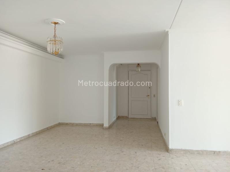Apartamento Amplio de 3 Alcobas con Terraza en Laureles - 3