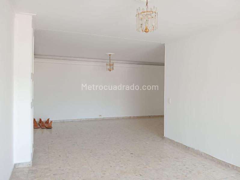 Apartamento Amplio de 3 Alcobas con Terraza en Laureles - 4