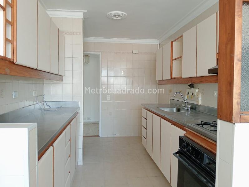 Apartamento Amplio de 3 Alcobas con Terraza en Laureles - 5