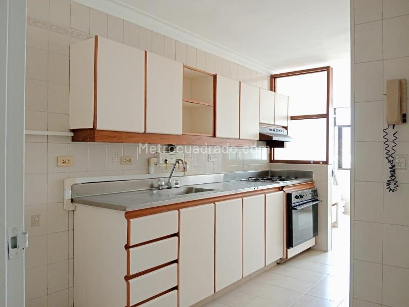 Apartamento Amplio de 3 Alcobas con Terraza en Laureles - 6