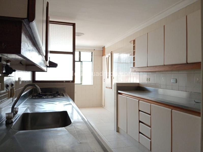 Apartamento Amplio de 3 Alcobas con Terraza en Laureles - 7