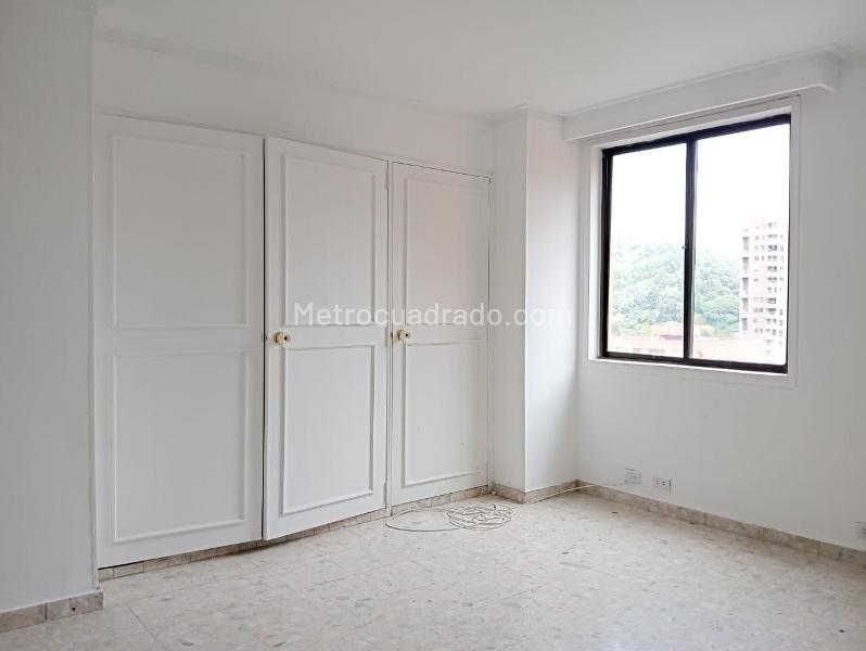 Apartamento Amplio de 3 Alcobas con Terraza en Laureles - 9