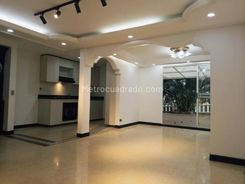 3BR House with Terrace in Belen