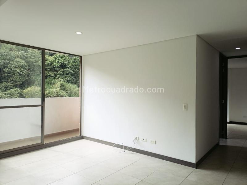 Apartamento de 2 Alcobas con Balcón en Unidad Cerrada, Belén - 2