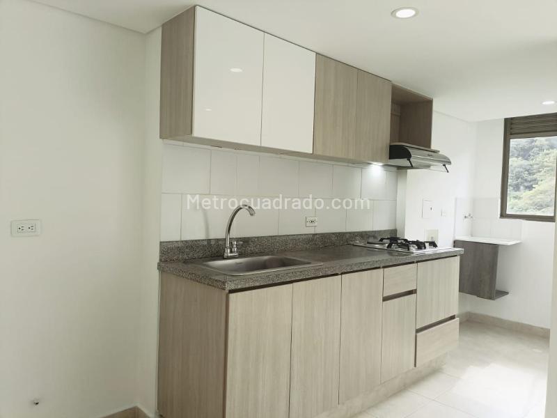 Apartamento de 2 Alcobas con Balcón en Unidad Cerrada, Belén - 5