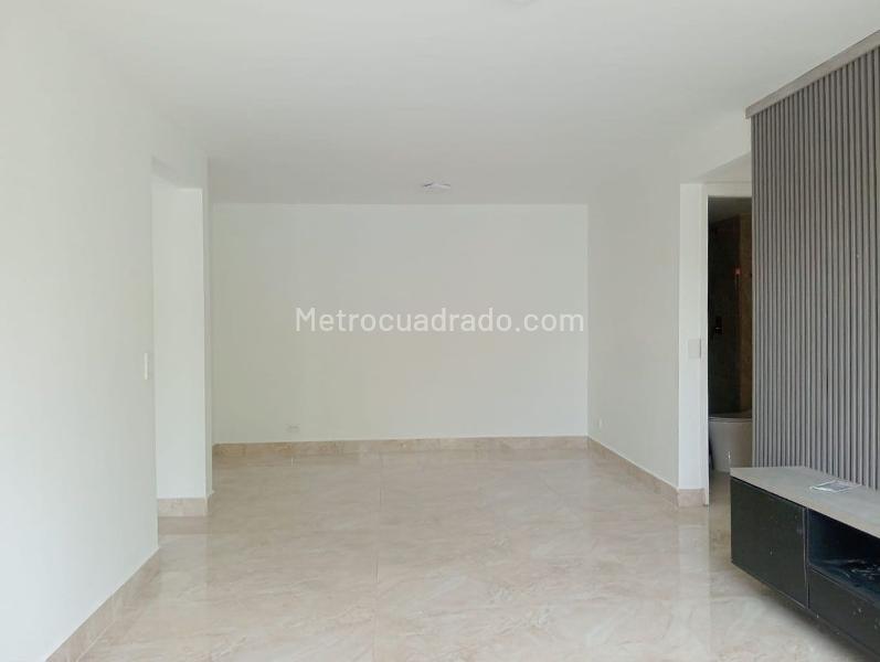 3BR Apartment with Balcony and Covered Parking in La Amúrica - 2