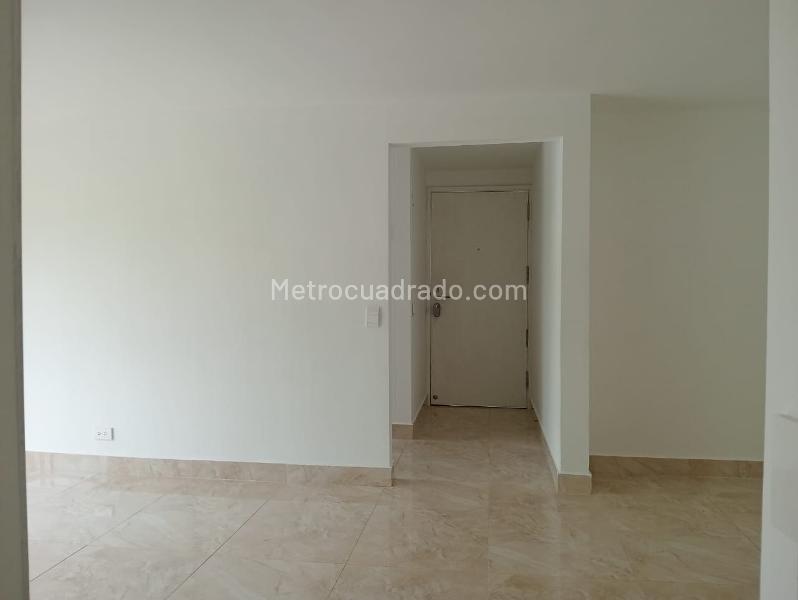 3BR Apartment with Balcony and Covered Parking in La Amúrica - 4