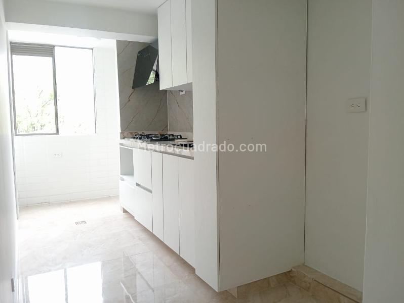 3BR Apartment with Balcony and Covered Parking in La Amúrica - 5