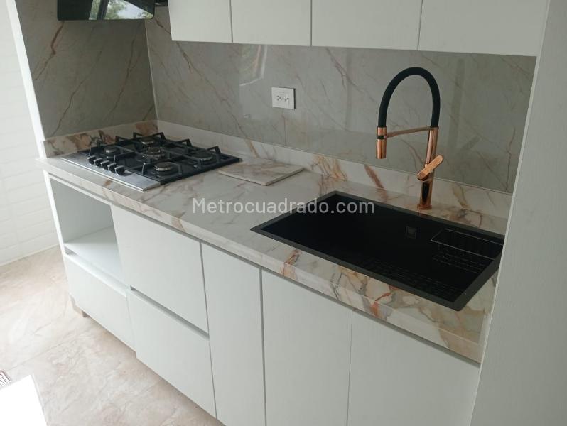 3BR Apartment with Balcony and Covered Parking in La Amúrica - 6