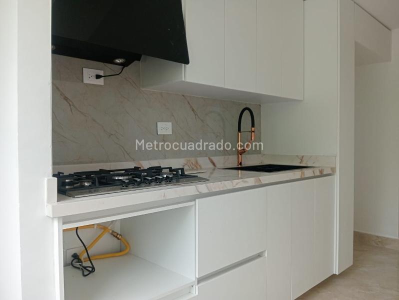 3BR Apartment with Balcony and Covered Parking in La Amúrica - 8