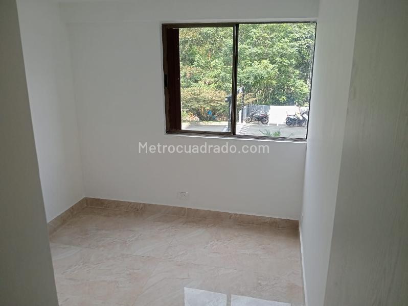 3BR Apartment with Balcony and Covered Parking in La Amúrica - 9