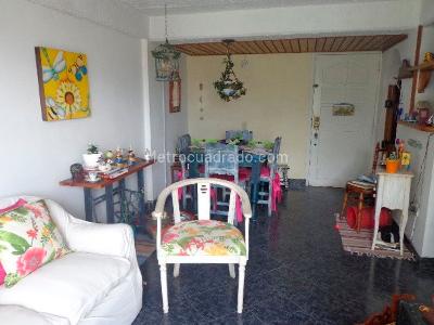 Apartamento de 3 alcobas en venta en Loma De Los Bernal, Medellín, 64 m² · foto 2 de 13