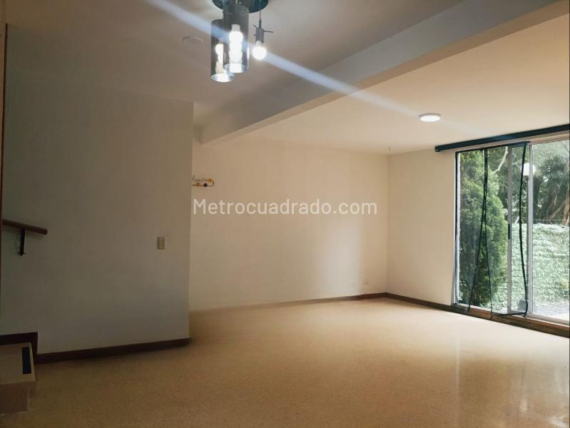 Modern 3BR House with Pool in Belen - 4