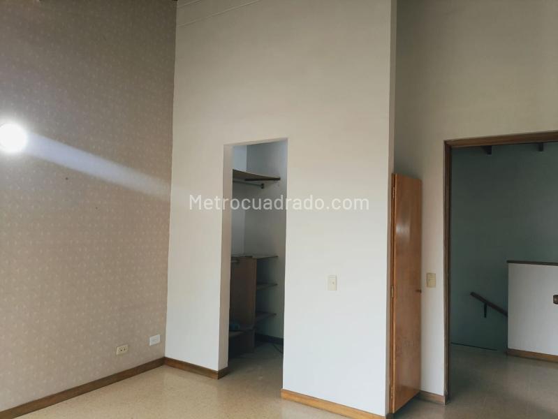 Modern 3BR House with Pool in Belen - 9
