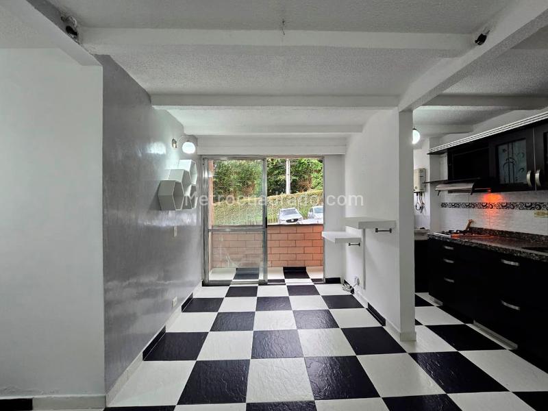 2BR Apartment in Gated Complex near Amenities in Belún