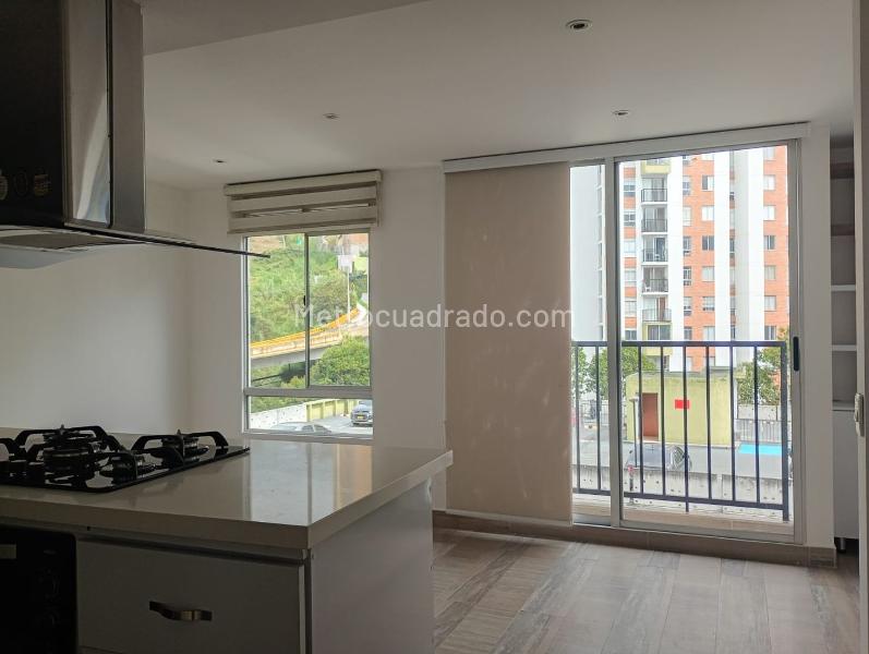 Apartamento de 2 Alcobas con Jacuzzi y Balcón en La América - 4