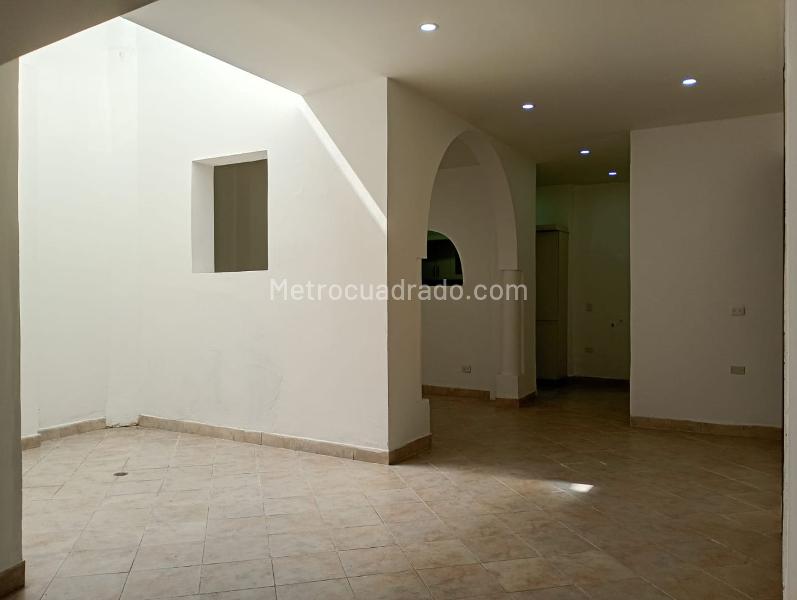 Casa Independiente de 4 Alcobas Cerca de Servicios en La América