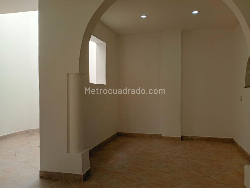 Independent 4BR House Near Amenities in La America - 2