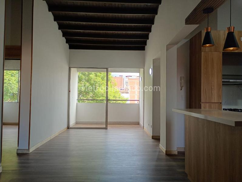 Apartamento Amplio de 3 Alcobas en Zona Residencial Tranquila en Laureles