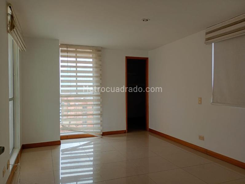 Apartamento Amplio de 5 Alcobas Cerca de Servicios en Laureles - 9