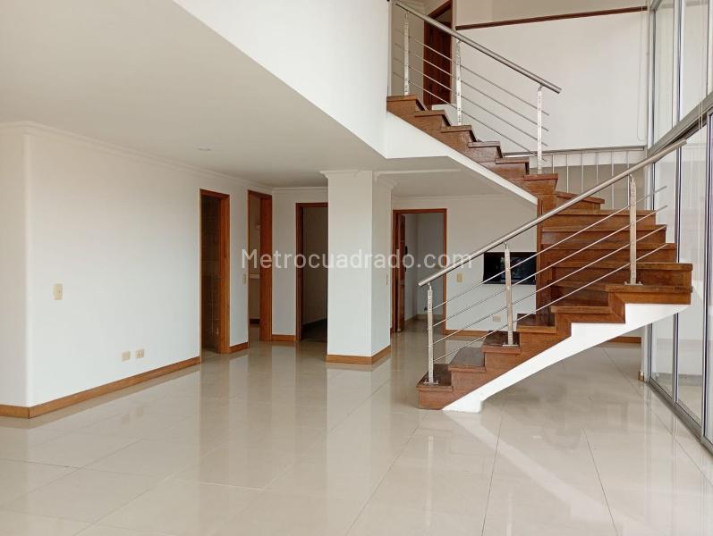 Apartamento Amplio de 5 Alcobas Cerca de Servicios en Laureles - 2