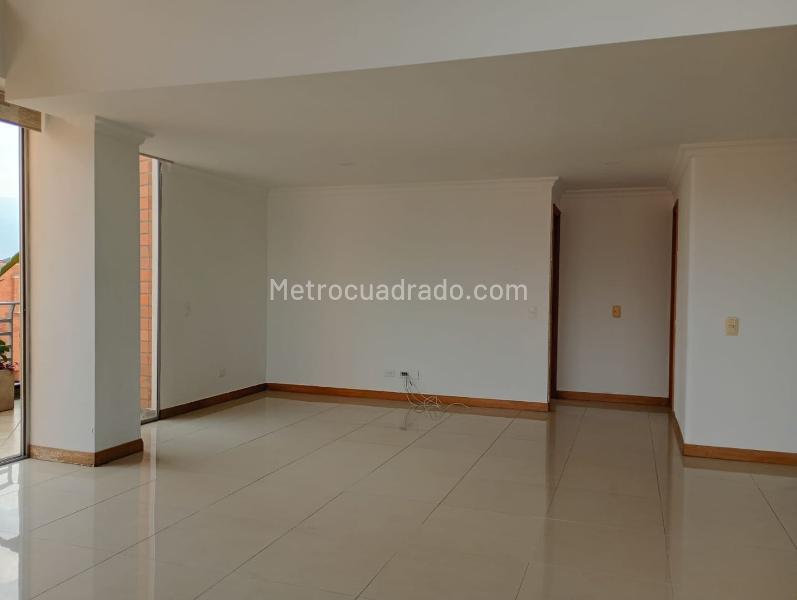 Apartamento Amplio de 5 Alcobas Cerca de Servicios en Laureles - 4