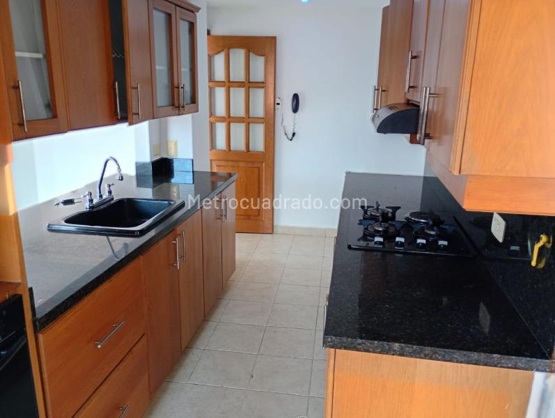 Apartamento Amplio de 5 Alcobas Cerca de Servicios en Laureles - 5