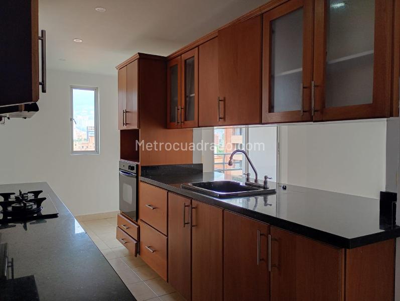 Apartamento Amplio de 5 Alcobas Cerca de Servicios en Laureles - 6