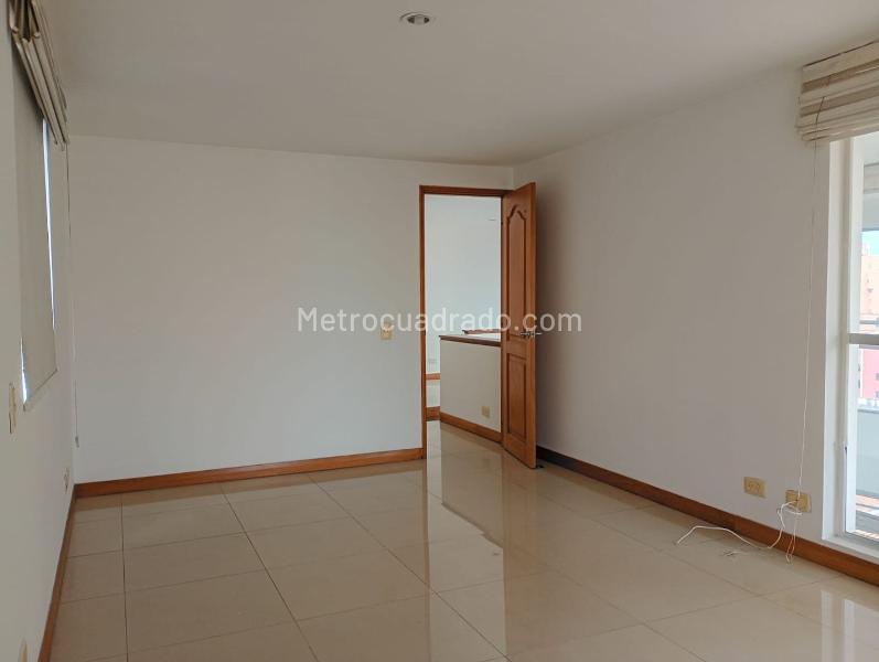 Apartamento Amplio de 5 Alcobas Cerca de Servicios en Laureles - 8