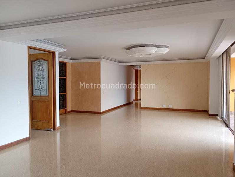 Spacious 2BR Apartment with Terrace in Laureles - 3