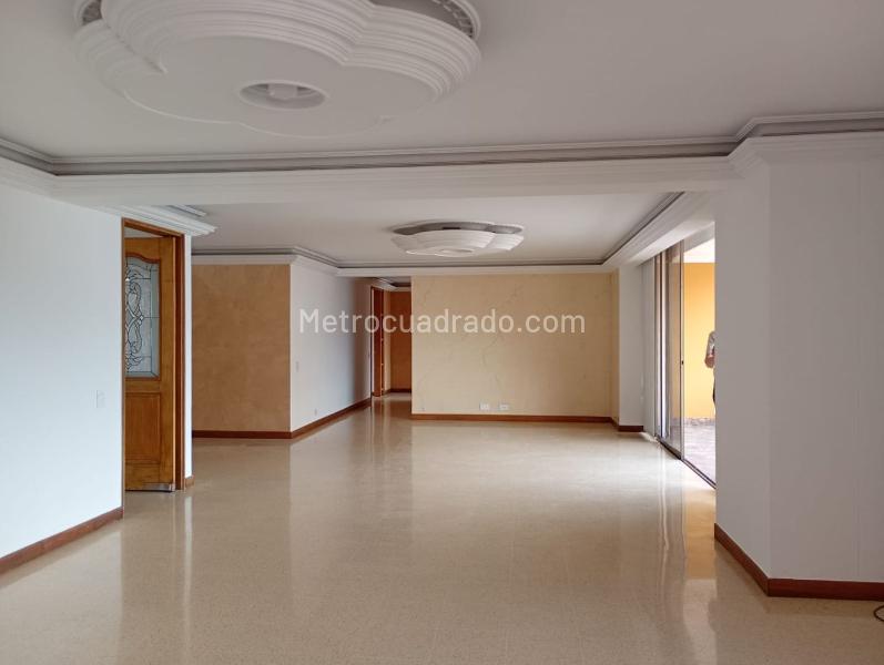 Spacious 2BR Apartment with Terrace in Laureles - 4