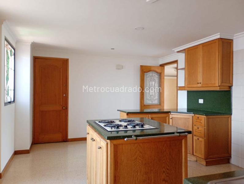 Spacious 2BR Apartment with Terrace in Laureles - 9