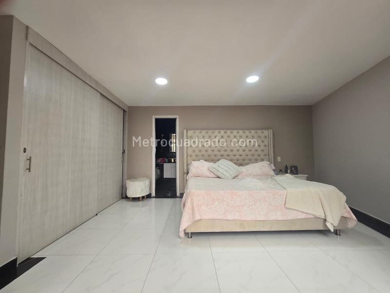 2BR Apartment with Balcony and Parking in Belen - 9