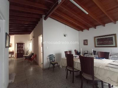 Casa de 5 alcobas en venta en La America, Medellín, 327 m² · foto 2 de 19