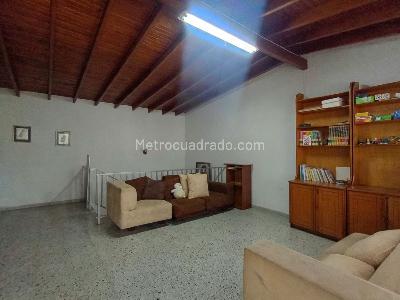 Casa de 5 alcobas en venta en La America, Medellín, 327 m² · foto 5 de 19
