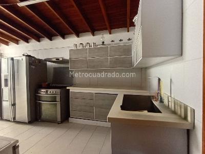 Casa de 5 alcobas en venta en La America, Medellín, 327 m² · foto 9 de 19