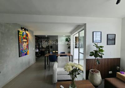 Apartamento de 2 alcobas en venta en Loma De Los Bernal, Medellín, 71 m² · foto 2 de 13