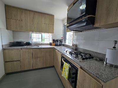 Apartamento de 2 alcobas en venta en Loma De Los Bernal, Medellín, 71 m² · foto 4 de 13