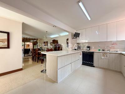 Casa de 4 alcobas en venta en El Tesoro, Medellín, 302 m² · foto 2 de 20
