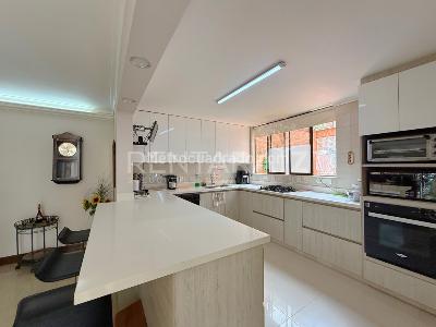 Casa de 4 alcobas en venta en El Tesoro, Medellín, 302 m² · foto 4 de 20