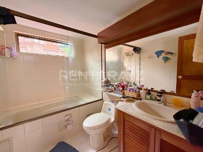 Casa de 4 alcobas en venta en El Tesoro, Medellín, 302 m² · foto 19 de 20