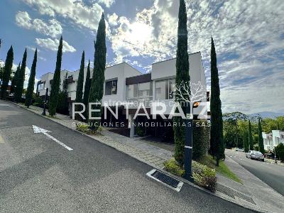 Casa de 3 alcobas en venta en Intermedia, Envigado, 350 m² · foto 13 de 20