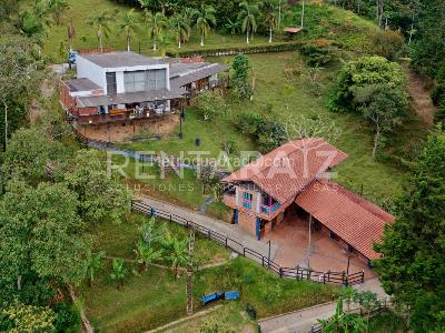 Casa de 4 alcobas en arriendo en Caldas, Medellín, 600 m² · foto 2 de 20