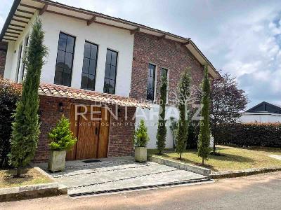 Casa de 4 alcobas en venta en Envigado El Escobero, Envigado, 245 m² · foto 1 de 20