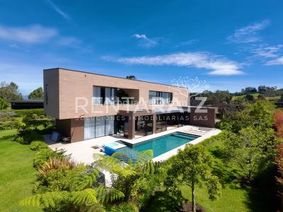 Casa de 3 alcobas en venta en Las Palmas, Medellín, 1650 m² · foto 2 de 20