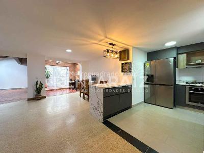 Casa de 4 alcobas en venta en Intermedia, Envigado, 245 m² · foto 3 de 20